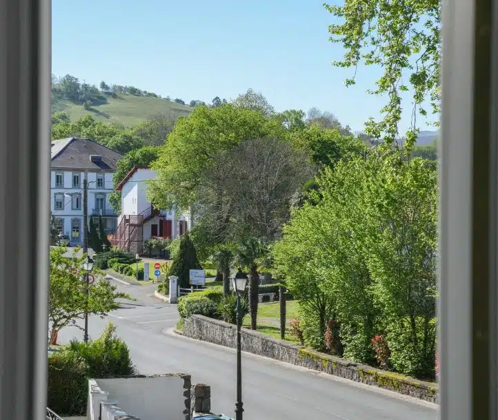 Vue sur Cambo-les-Bains depuis une fenêtre, cœur du Pays basque