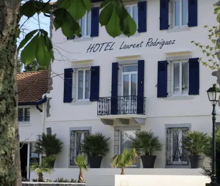 façade hôtel la Villa Bleue à Cambo