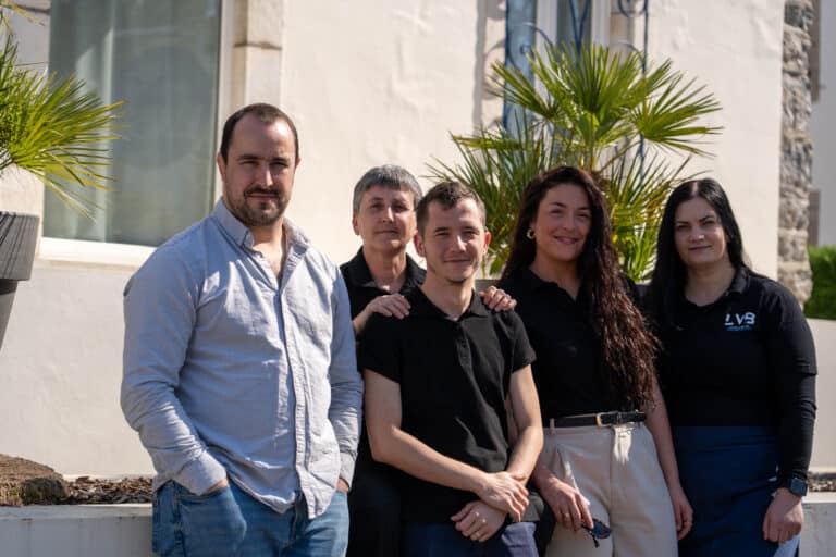 L’équipe de l’hôtel-restaurant La Villa Bleue devant l’établissement à Cambo-les-Bains