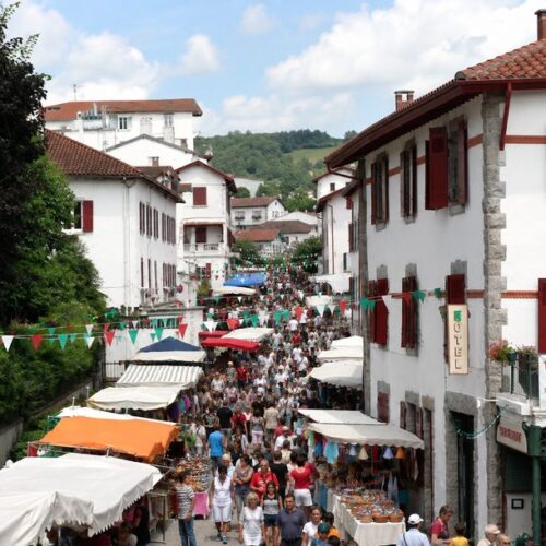 Marché de Cambo-les-Bains, rue Chiquito, animation et étals le vendredi matin