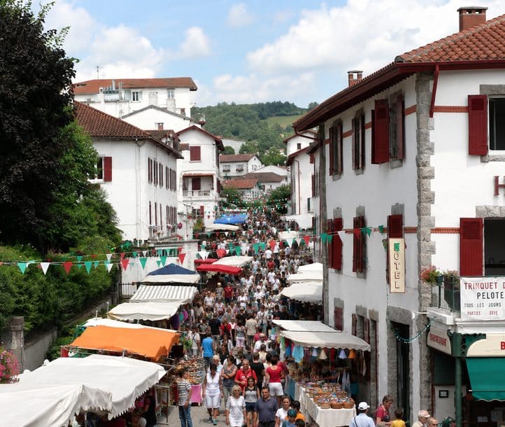 Marché de Cambo-les-Bains, rue Chiquito, animation et étals le vendredi matin